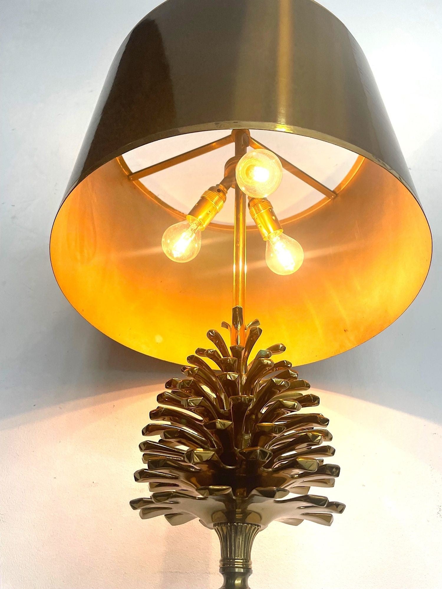 Pine cone top resin lamp